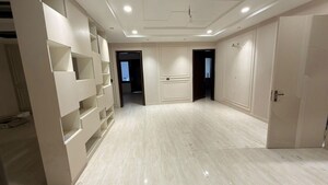 Room in 5 BHK Builder Floor at Sector 16 – for Sale