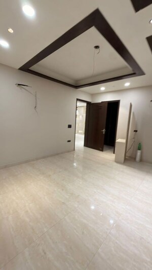 Room in 5 BHK Builder Floor at Sector 16 – for Sale