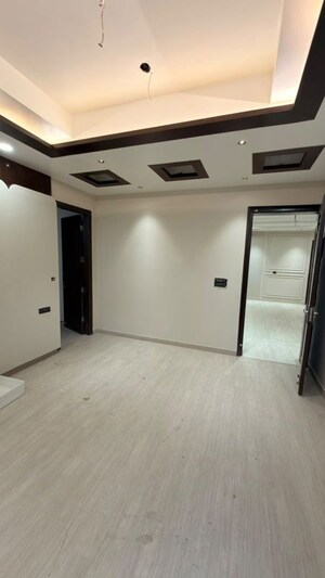 Room in 5 BHK Builder Floor at Sector 16 – for Sale