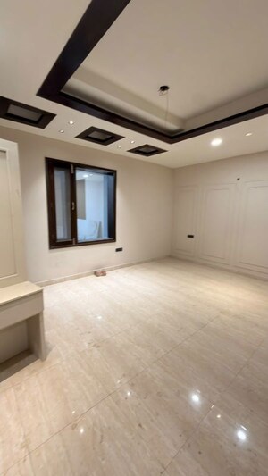 Room in 5 BHK Builder Floor at Sector 16 – for Sale