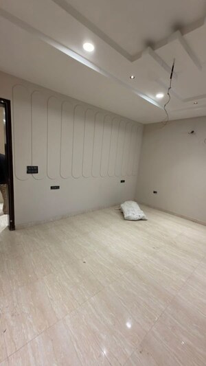 Room in 5 BHK Builder Floor at Sector 16 – for Sale