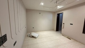 Room in 5 BHK Builder Floor at Sector 16 – for Sale