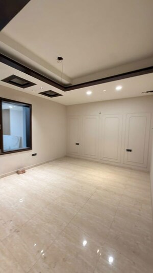 Room in 5 BHK Builder Floor at Sector 16 – for Sale