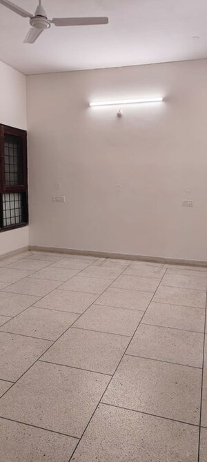 Room in 3 BHK Independent House at Vijay Khand – for Rent