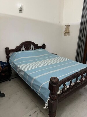 Bedroom in 3 BHK Builder Floor at Dlf Phase ii – for Rent