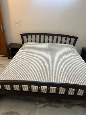 Bedroom in 3 BHK Builder Floor at Dlf Phase ii – for Rent