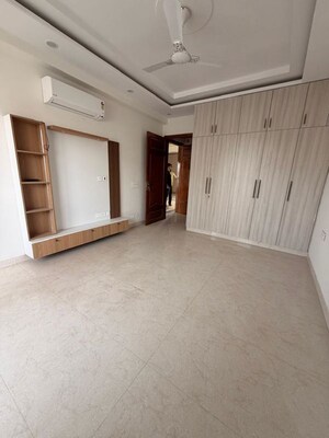 Room in 3 BHK Builder Floor at Vatika City, Sector 49 – for Rent