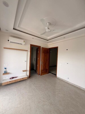 Room in 3 BHK Builder Floor at Vatika City, Sector 49 – for Rent