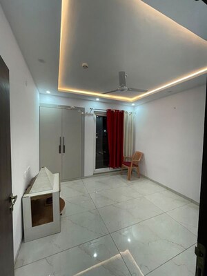 Bedroom in 3.5 BHK Apartment at Gomti Nagar – for Rent