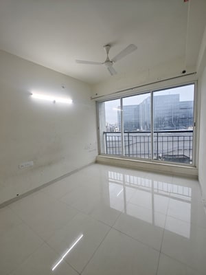 Room in 2.5 BHK Apartment at L And T Seawoods Residences, Seawoods – for Rent