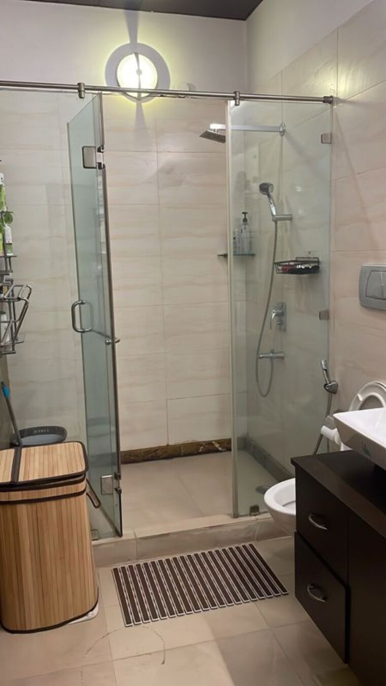 Bathroom, palam vihar 6+ Bedroom 3900 Sq.Yd. Independent House In Palam Vihar Gurgaon 10559246