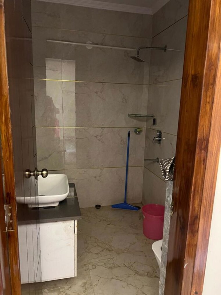 Bathroom, awho-apartments 2 Bedroom 1200 Sq.Ft. Builder Floor In Sector 22 Gurgaon 10559371