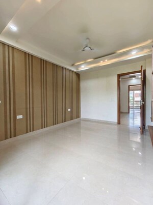 Room in 2.5 BHK Apartment at Suncity Heights, Sector 54 – for Sale