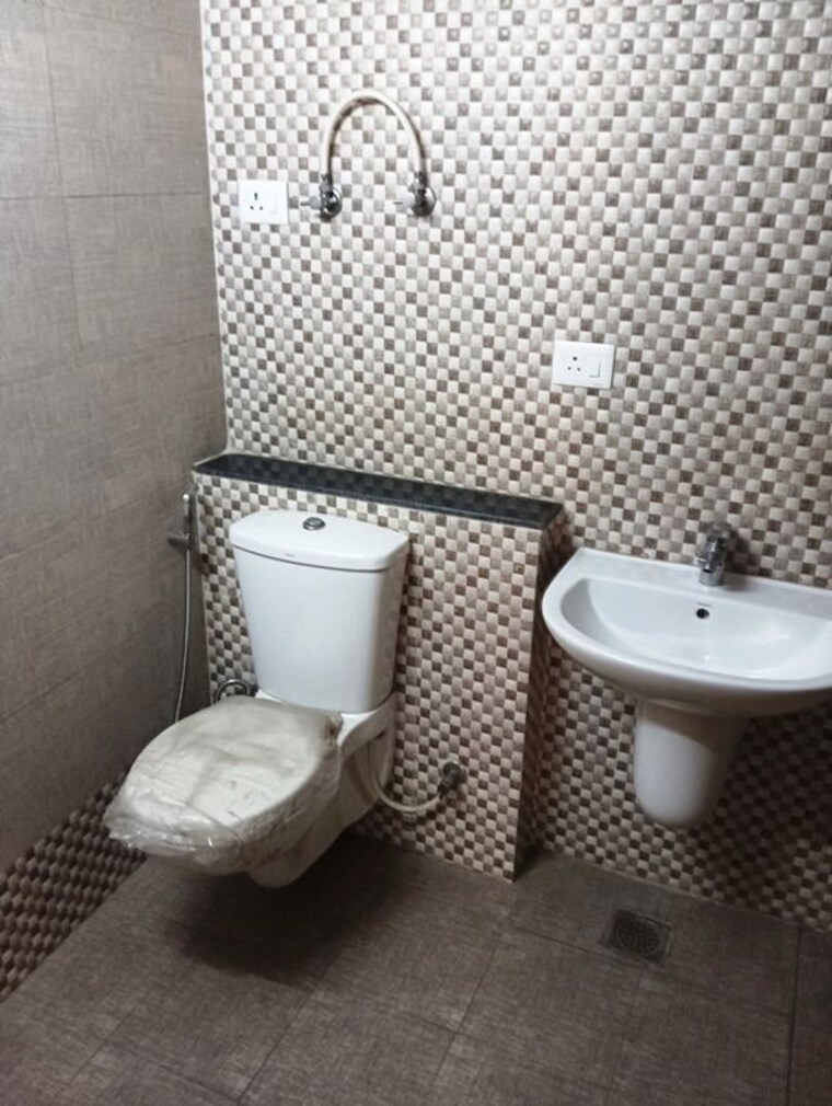 Bathroom, shri-radha-sky-gardens 3 Bedroom 1465 Sq.Ft. Apartment In Sector 16b Greater Noida Greater Noida 10559451