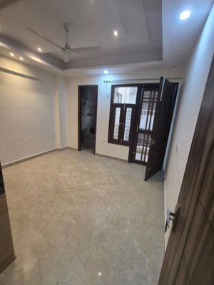 Room in 2 BHK Builder Floor at Sector 52 – for Rent