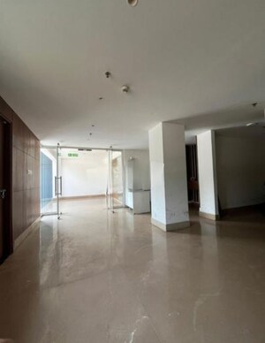 Room in 4 BHK Apartment at Experion Capital, Gomti Nagar – for Rent