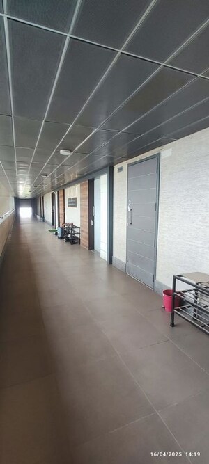 Room in  Office Space at Thaltej – for Rent