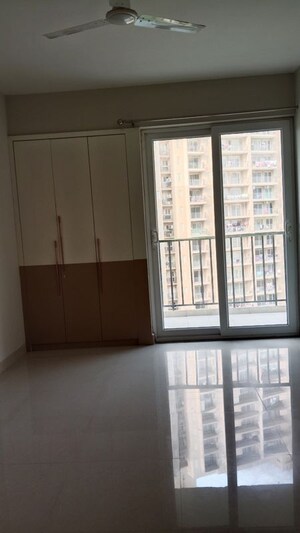 Room in 2 BHK Apartment at Tata Eureka Park, Sector 150 – for Rent
