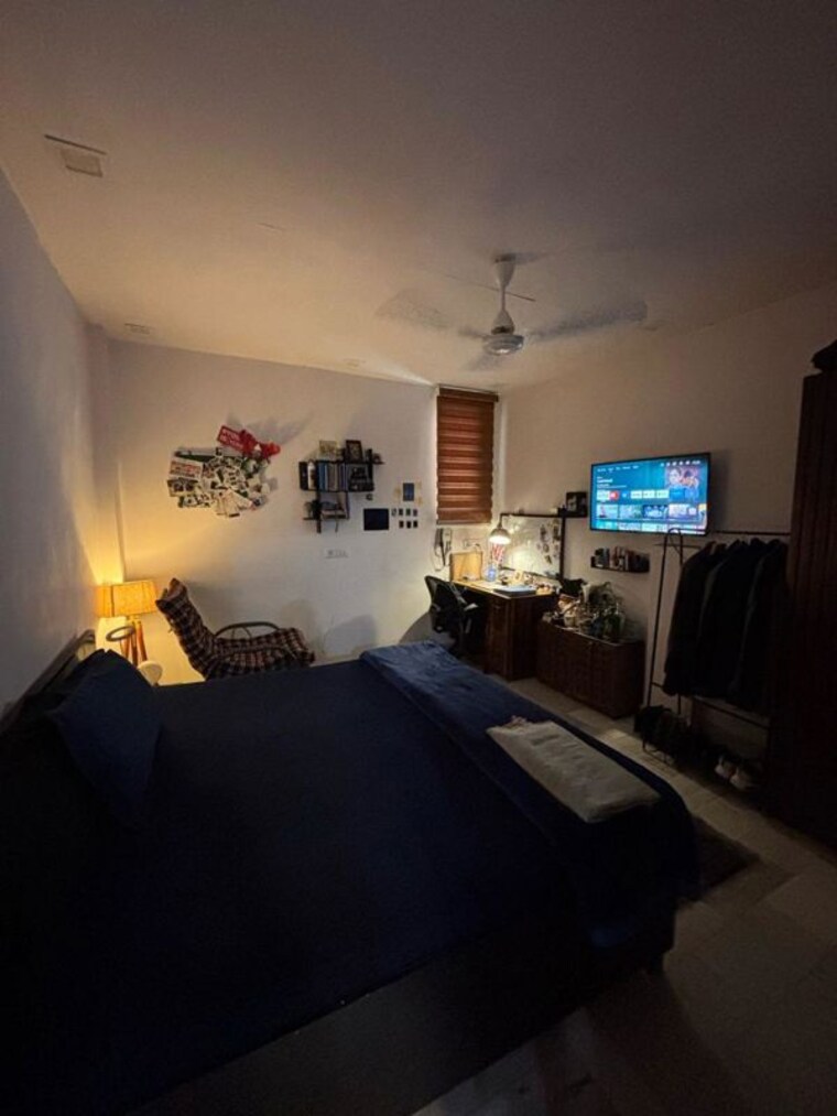 Living Room, shivalik colony 1 Bedroom 60 Sq.Yd. Builder Floor In Shivalik Colony Delhi 10559778