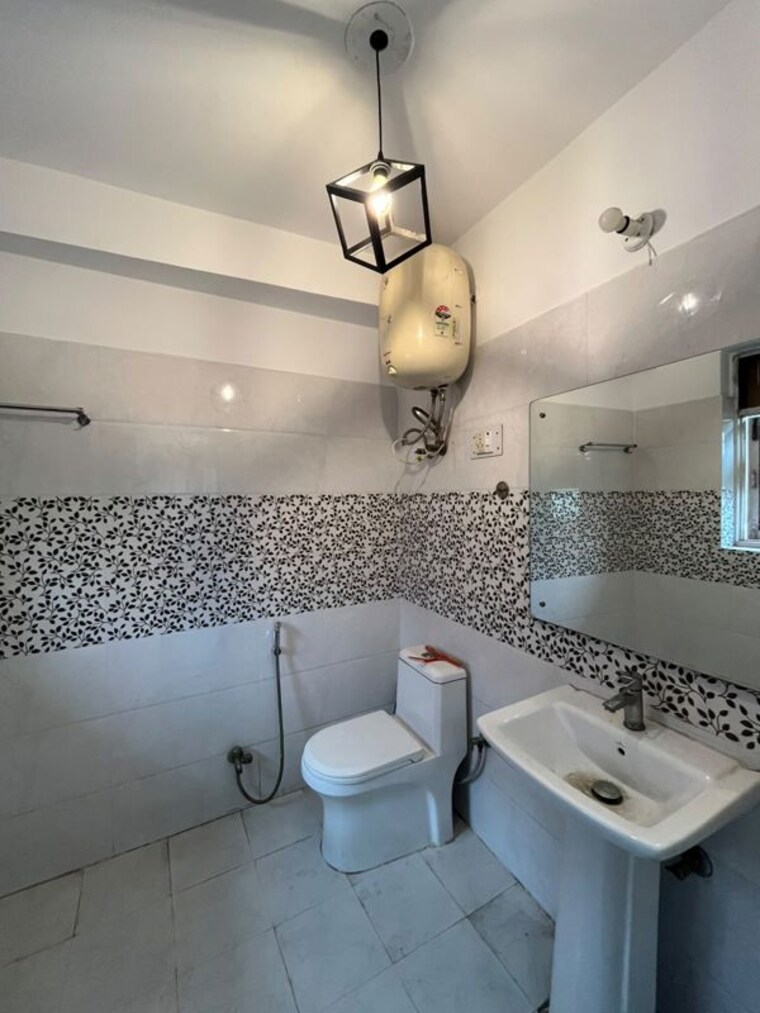 Bathroom, neb sarai 2 Bedroom 950 Sq.Ft. Builder Floor In Neb Sarai Delhi 10559962