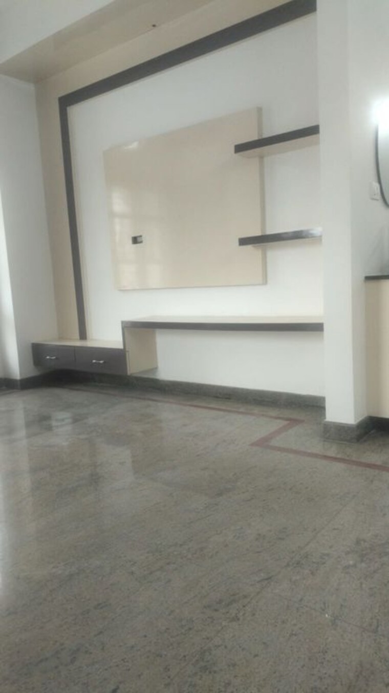 Room, shanthi nagar 3 Bedroom 1750 Sq.Ft. Apartment In Shanthi Nagar Bangalore 9766181