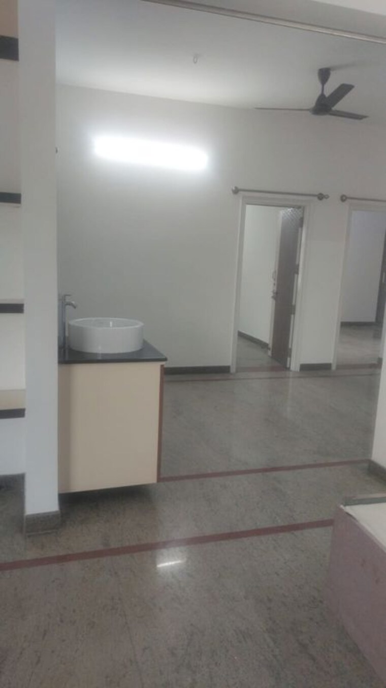 Room, shanthi nagar 3 Bedroom 1750 Sq.Ft. Apartment In Shanthi Nagar Bangalore 9766181