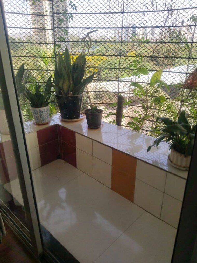 Balcony, shelter-complex 3 Bedroom 1500 Sq.Ft. Apartment In Kharghar Navi Mumbai 10560037
