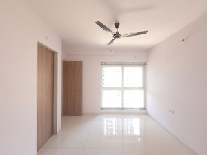 Room in 1.5 BHK Apartment at Godrej Emerald, Ghodbunder Road – for Rent