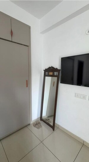 Room in 2.5 BHK Apartment at Gulshan Botnia, Sector 144 – for Rent