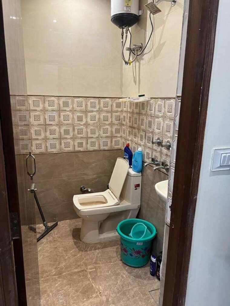 Bathroom, raheja-navin-minar 2 Bedroom 900 Sq.Ft. Apartment In Patel Nagar Delhi 10560090