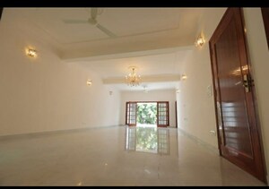 Room in 6+ BHK Independent House at New Friends Colony – for Rent