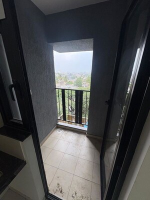 Room in 3 BHK Apartment at Mahindra Nestalgia, Pimpri – for Rent