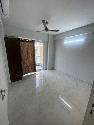 Room in 3 BHK Apartment at Signature Global City, Sector 37d – for Rent