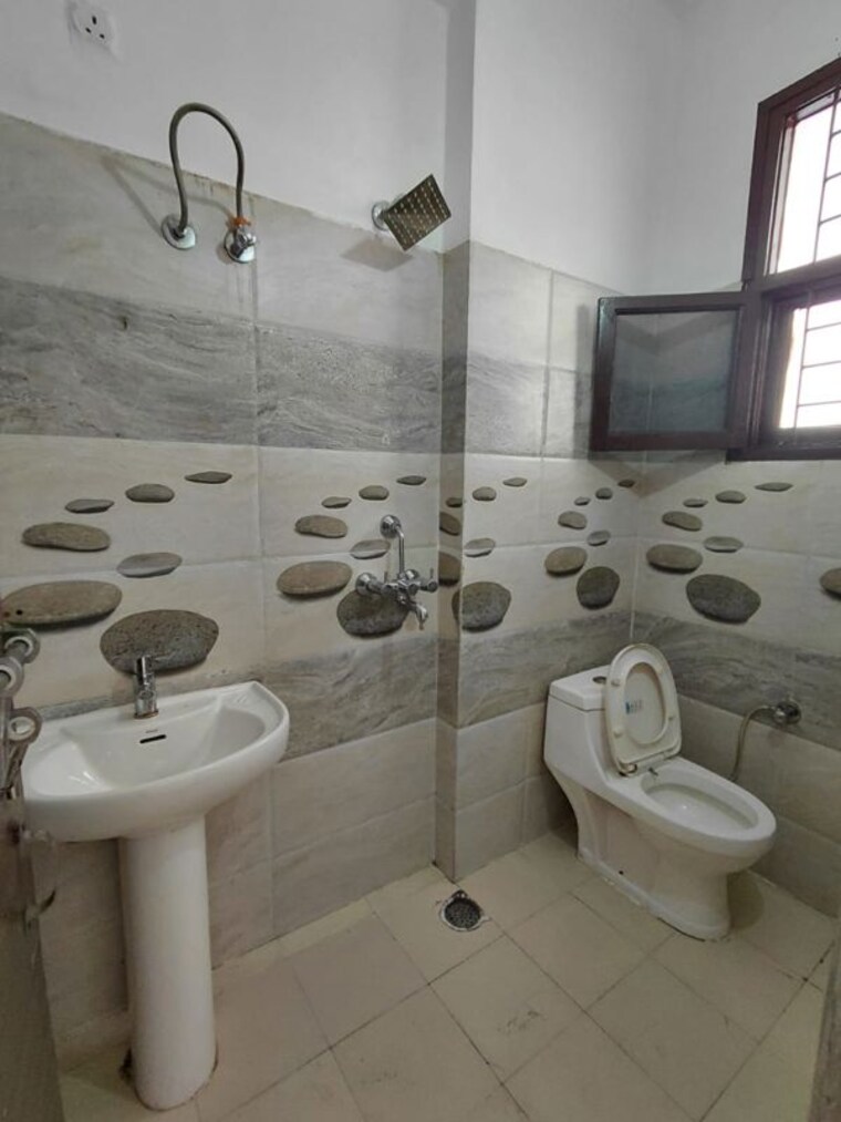 Bathroom, pir machalla 2 Bedroom 1255 Sq.Ft. Apartment In Pir Machalla Zirakpur 10560201