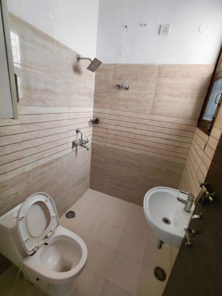 Bathroom, pir machalla 2 Bedroom 1255 Sq.Ft. Apartment In Pir Machalla Zirakpur 10560201