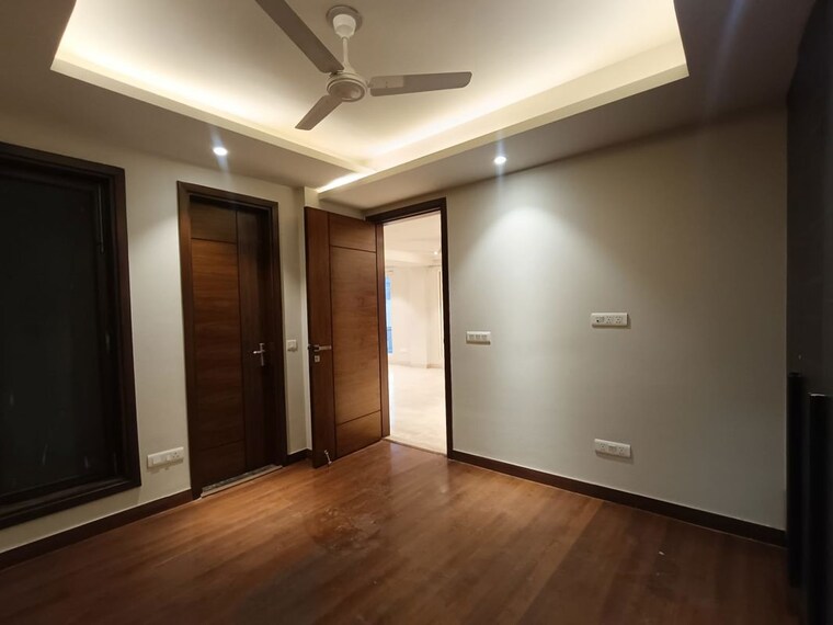 Room, east of kailash 4 Bedroom 400 Sq.Yd. Builder Floor In East Of Kailash Delhi 10560317