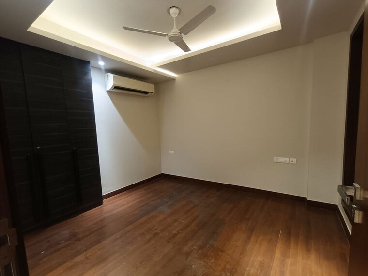 Room, east of kailash 4 Bedroom 400 Sq.Yd. Builder Floor In East Of Kailash Delhi 10560317