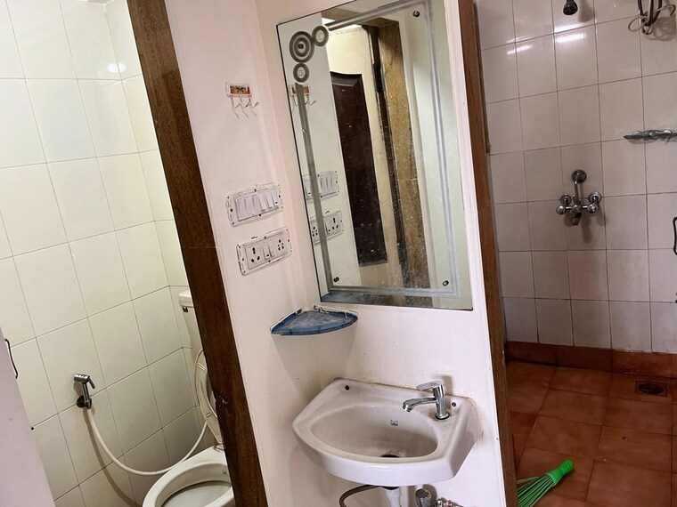 Bathroom, dindoshi-onkar-chs 1 Bedroom 350 Sq.Ft. Apartment In Malad East Mumbai 10560321