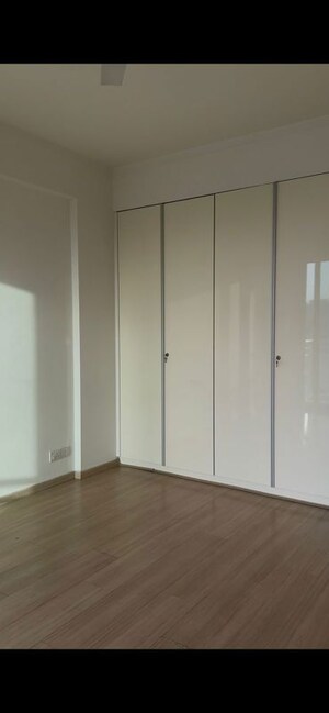 Room in 4 BHK Apartment at DLF Park Place, Sector 54 – for Sale
