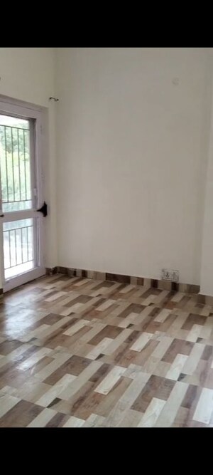 Room in 3 BHK Apartment at Arun Vihar Sector 37, Sector 37 – for Sale