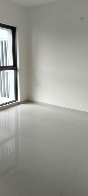 Room in 2 BHK Apartment at Lodha Woods, Kandivali East – for Rent