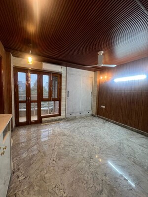 Room in 3 BHK Builder Floor at Sukhdev Vihar – for Rent