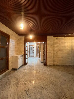 Room in 3 BHK Builder Floor at Sukhdev Vihar – for Rent