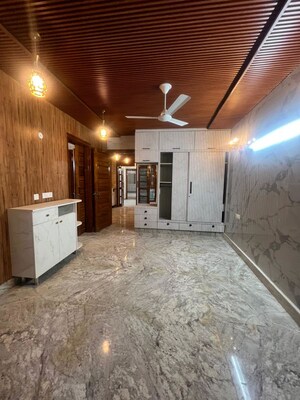 Room in 3 BHK Builder Floor at Sukhdev Vihar – for Rent