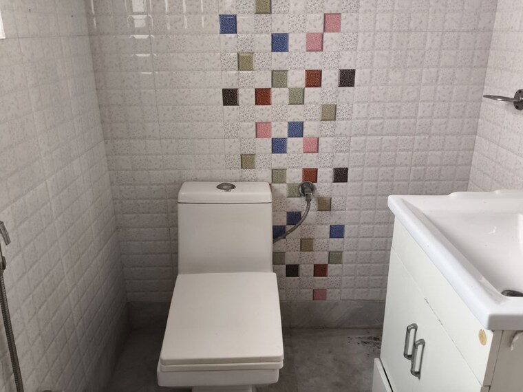 Bathroom, bhawanipore 3 Bedroom 1500 Sq.Ft. Builder Floor In Bhawanipore Kolkata 10560513