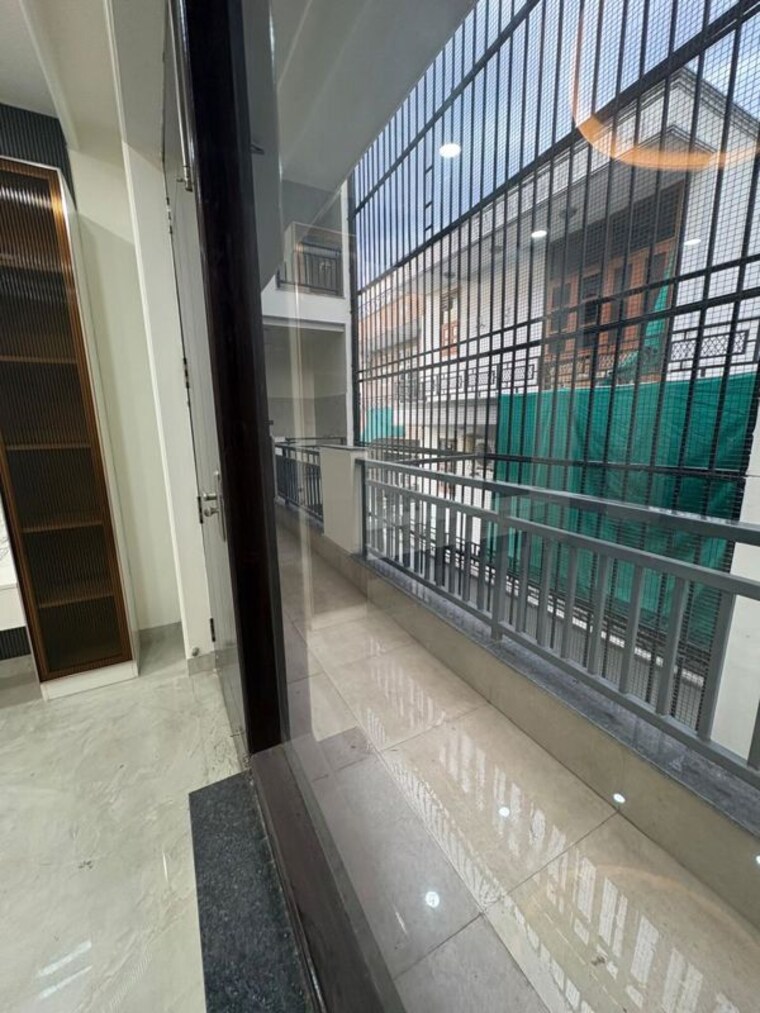 Balcony, sector 31 3 Bedroom 240 Sq.Yd. Builder Floor In Sector 31 Gurgaon 10560630