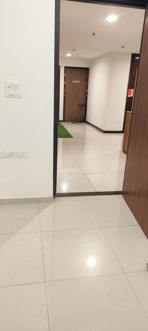 Room in 3 BHK Apartment at Lodha Amara, Kolshet Road – for Sale