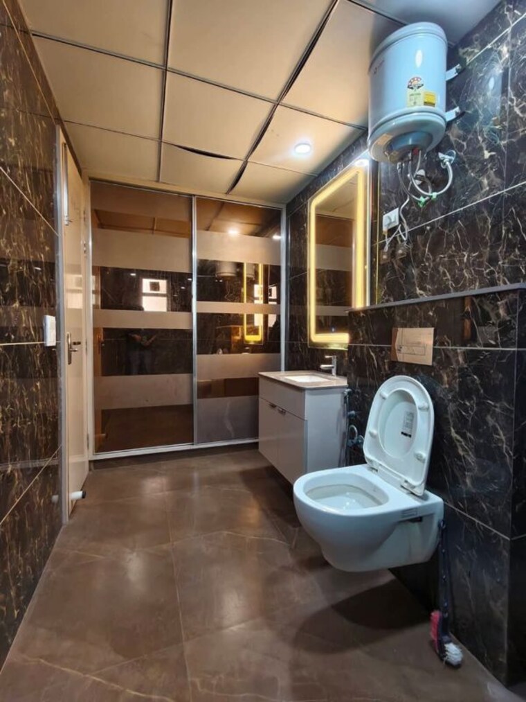 Bathroom, dlf-green-avenue 4 Bedroom 3000 Sq.Ft. Builder Floor In Dlf Phase iv Gurgaon 10560642