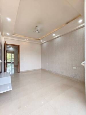 Room in 4 BHK Builder Floor at DLF Green Avenue, Dlf Phase iv – for Rent