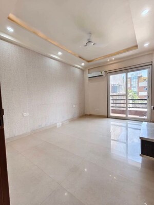 Room in 4 BHK Builder Floor at DLF Green Avenue, Dlf Phase iv – for Rent